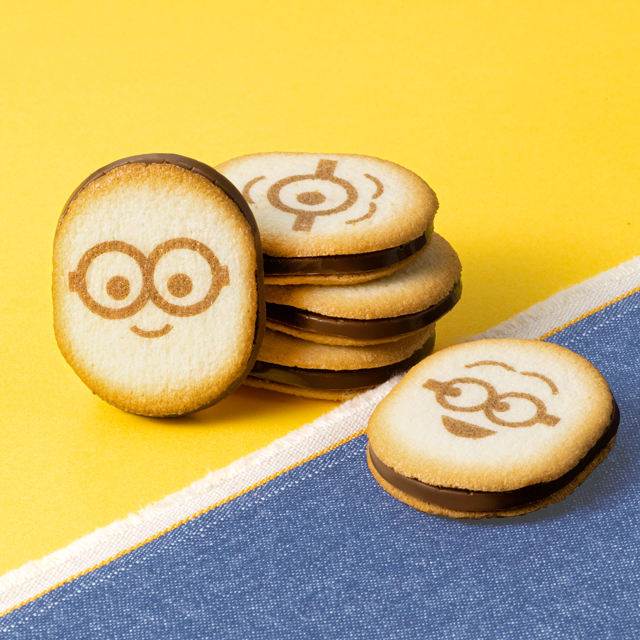 Minion in Kansai Choco-Banana Cookie Sandwich 1